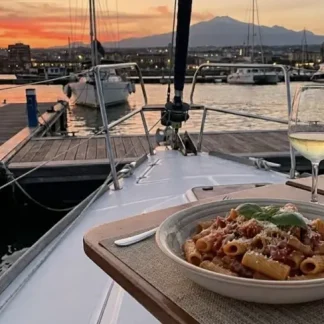Tour in Barca a Vela al Tramonto a Catania con Aperitivo e Snorkeling