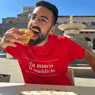 T-Shirt Siciliana Unisex Rossa “Cu Mancia Fa Muddichi”